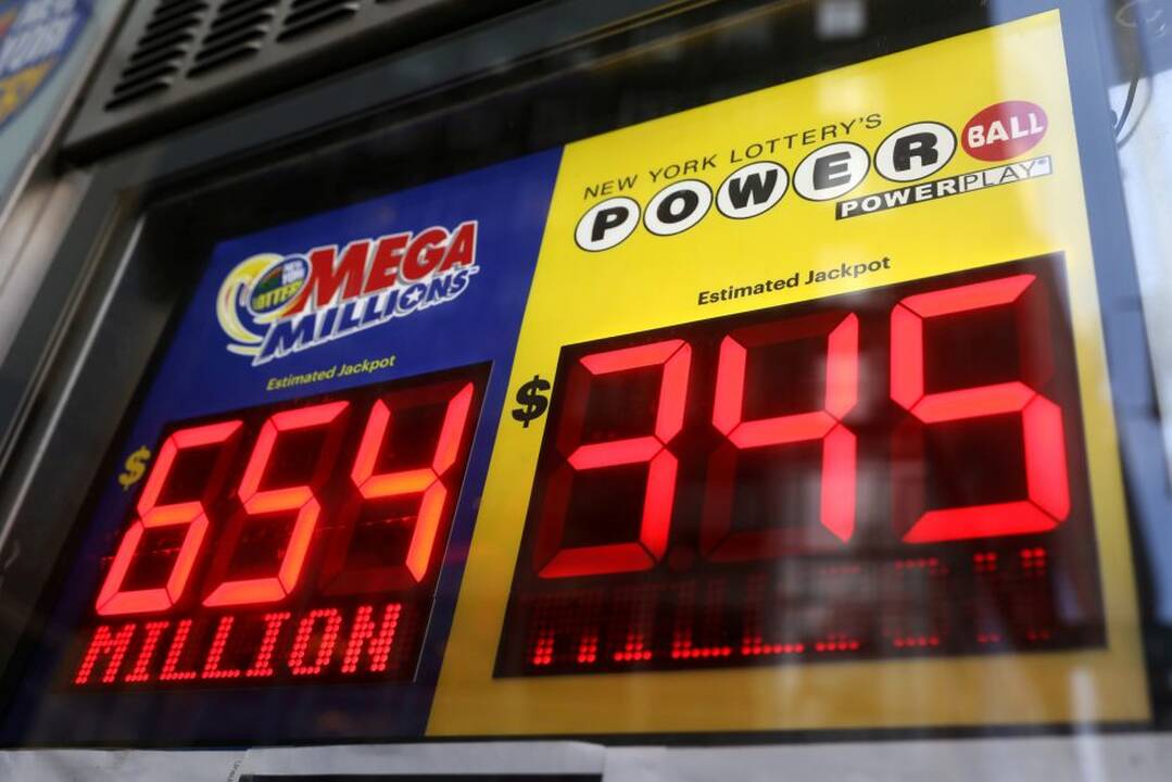 Loterijos „Mega Millions“ 1,05 mlrd. dolerių prizą laimėjo keturi žmonės iš Mičigano