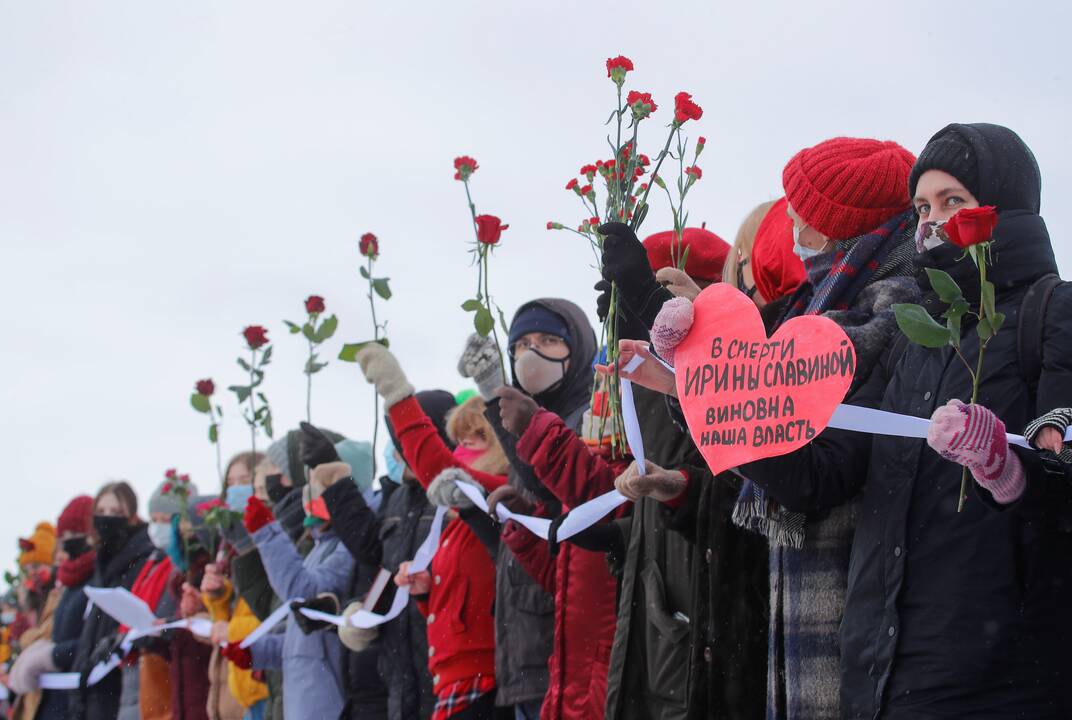 Rusijoje protestuodamos moterys Valentino dienos proga formavo žmonių grandines