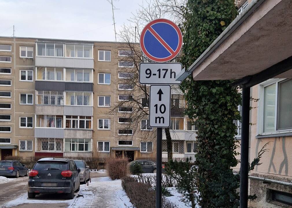 Gyventojai pasimetę: net savaitgalį prie namų negalima statyti automobilio?