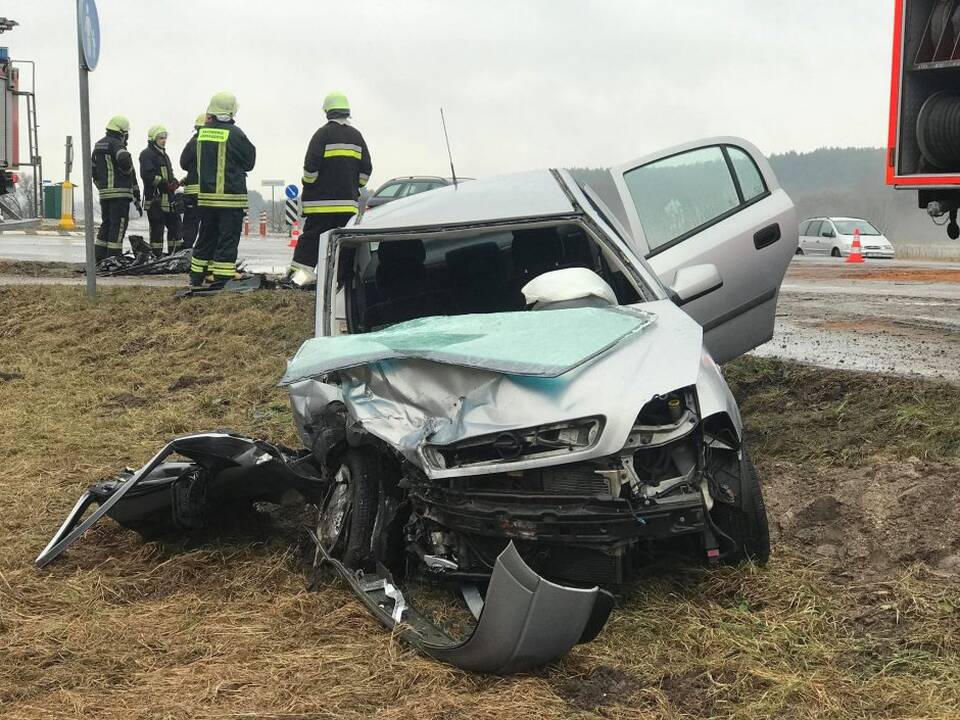 Į avariją patekusiame automobilyje – ginklas, šoviniai ir narkotikų liekanos