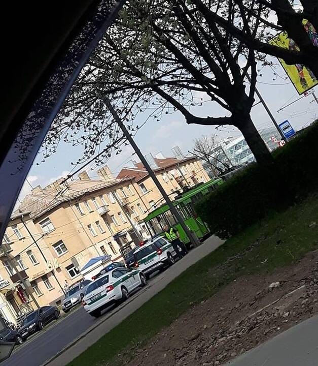 Kaune per troleibusų avariją nukentėjo trys moterys, vienai lūžo ranka