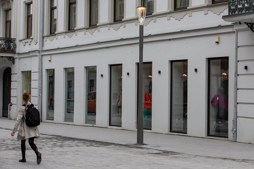 Naujieji šviestuvai (kairėje), senieji šviestuvai (dešinėje)
