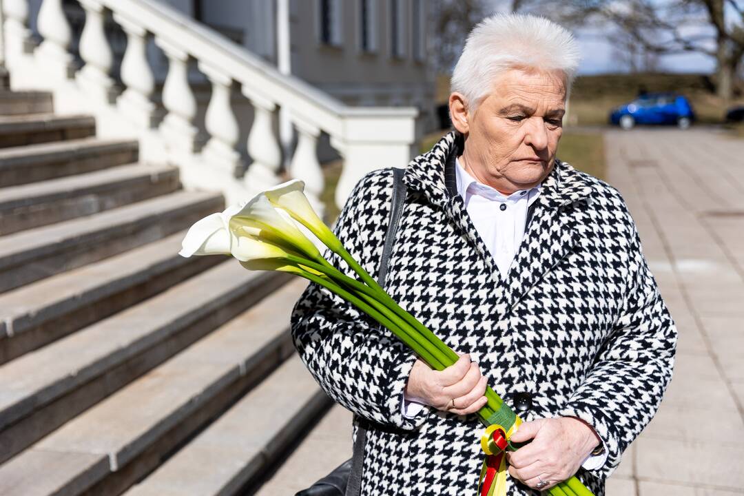 Atsisveikinama su žuvusiu M. Kvedaravičiumi 