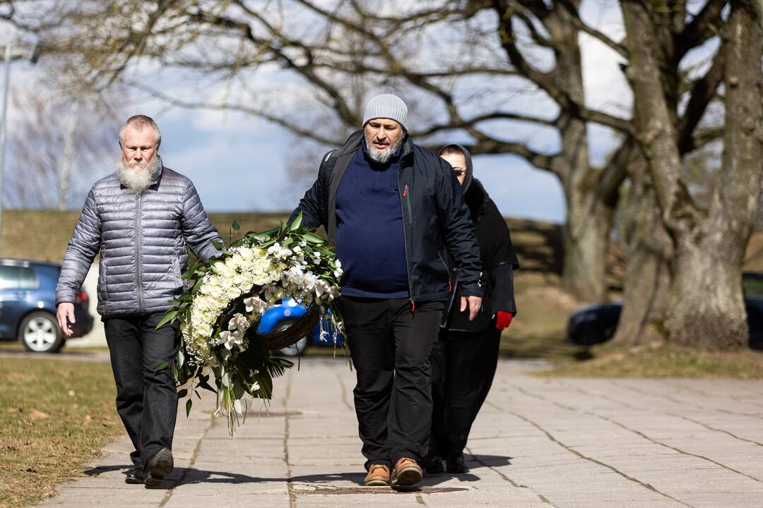 Atsisveikinama su žuvusiu M. Kvedaravičiumi 