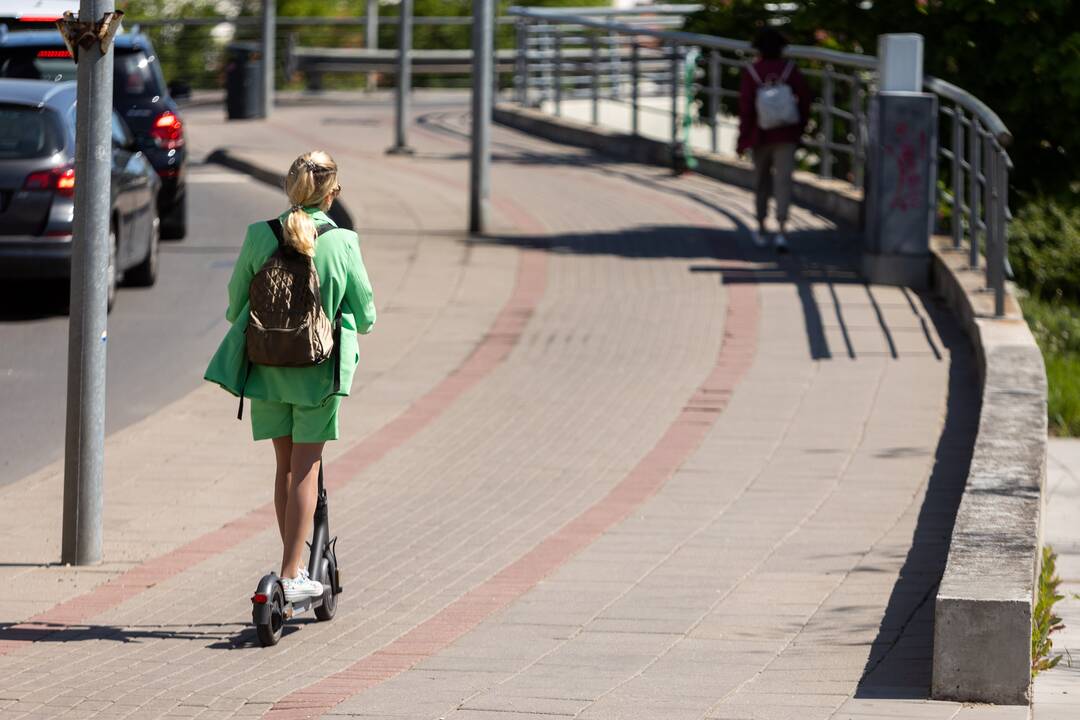 Nelaimės Joninių išvakarėse – partrenkta dviratininkė, susidūrė paspirtukininkai