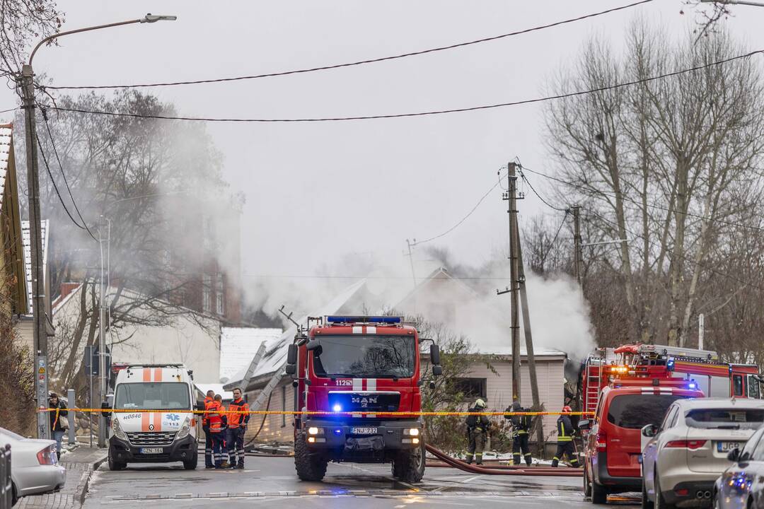 Gaisras Vilniaus Užupyje – užsiliepsnojo medinis namas