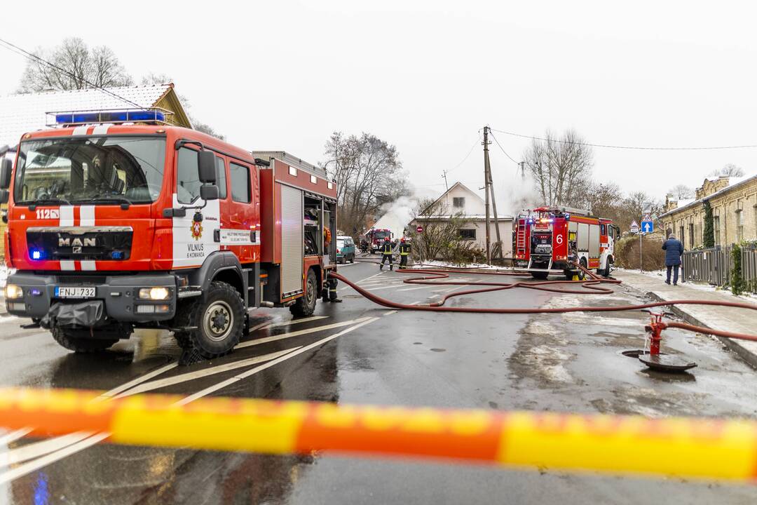 Gaisras Vilniaus Užupyje – užsiliepsnojo medinis namas