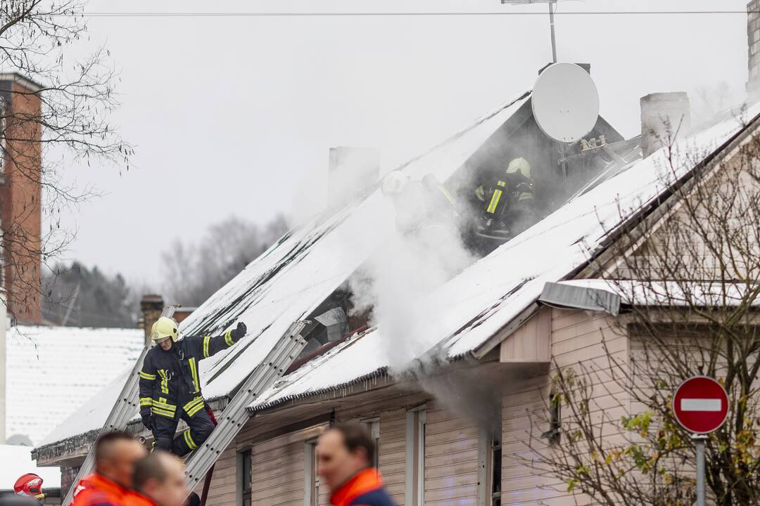 Gaisras Vilniaus Užupyje – užsiliepsnojo medinis namas