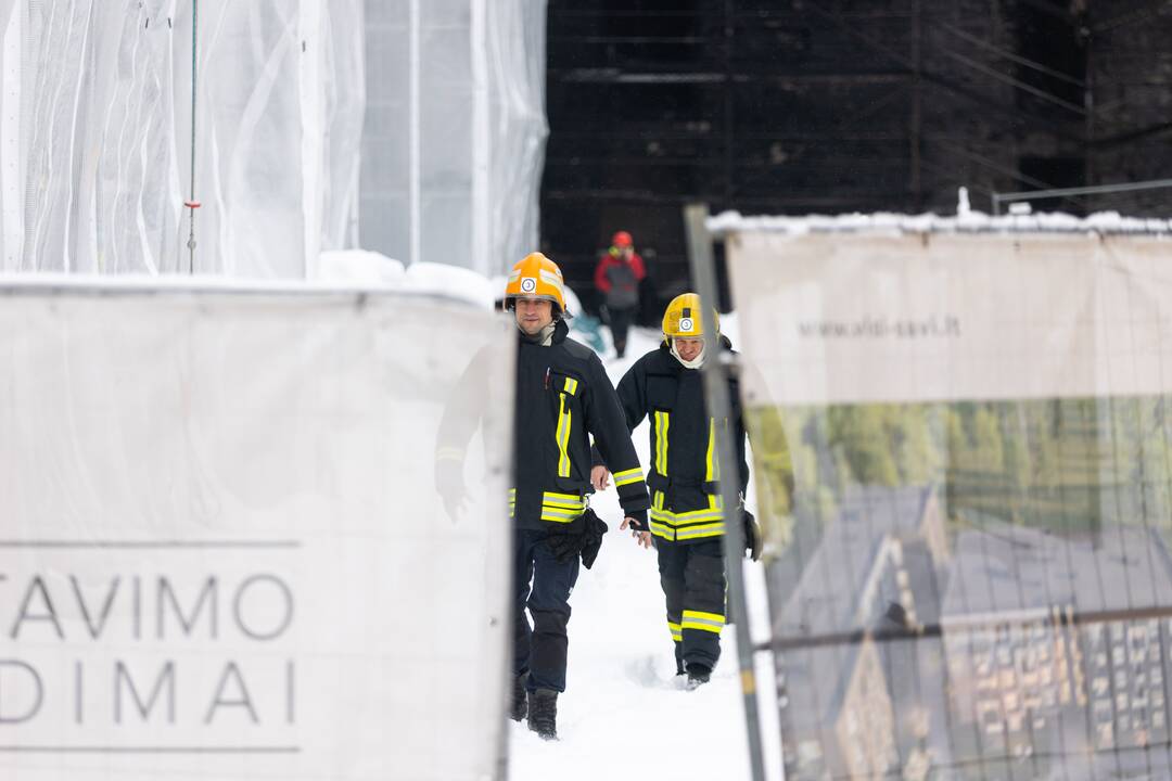 Vilniuje užsidegė statomo daugiabučio namo fasadas