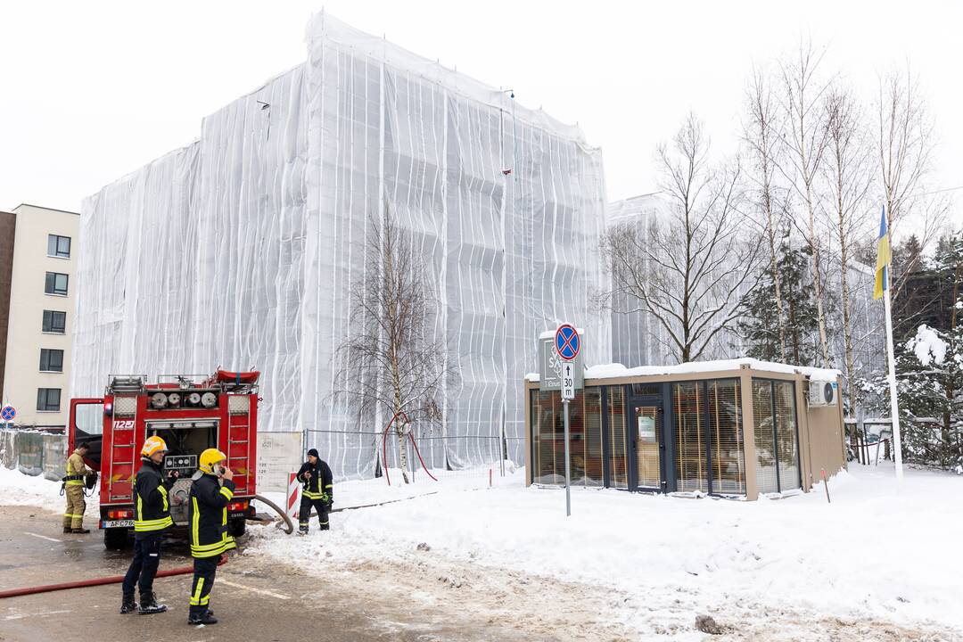 Vilniuje užsidegė statomo daugiabučio namo fasadas