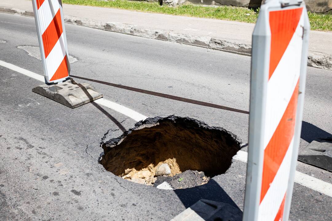 Rasų gatvėje atsivėrė smegduobė