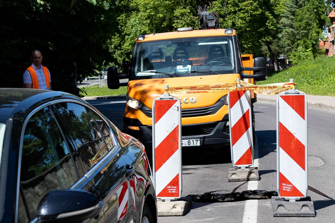 Rasų gatvėje atsivėrė smegduobė