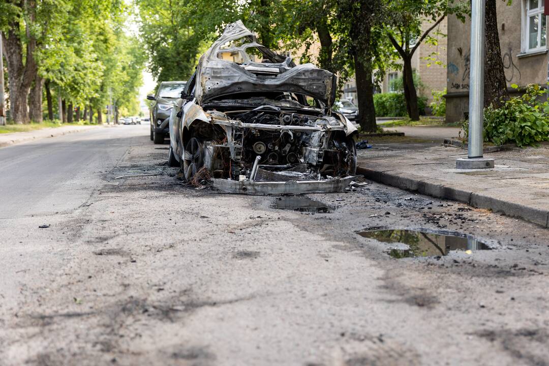 A. Mickevičiaus g. naktį sudegę automobiliai