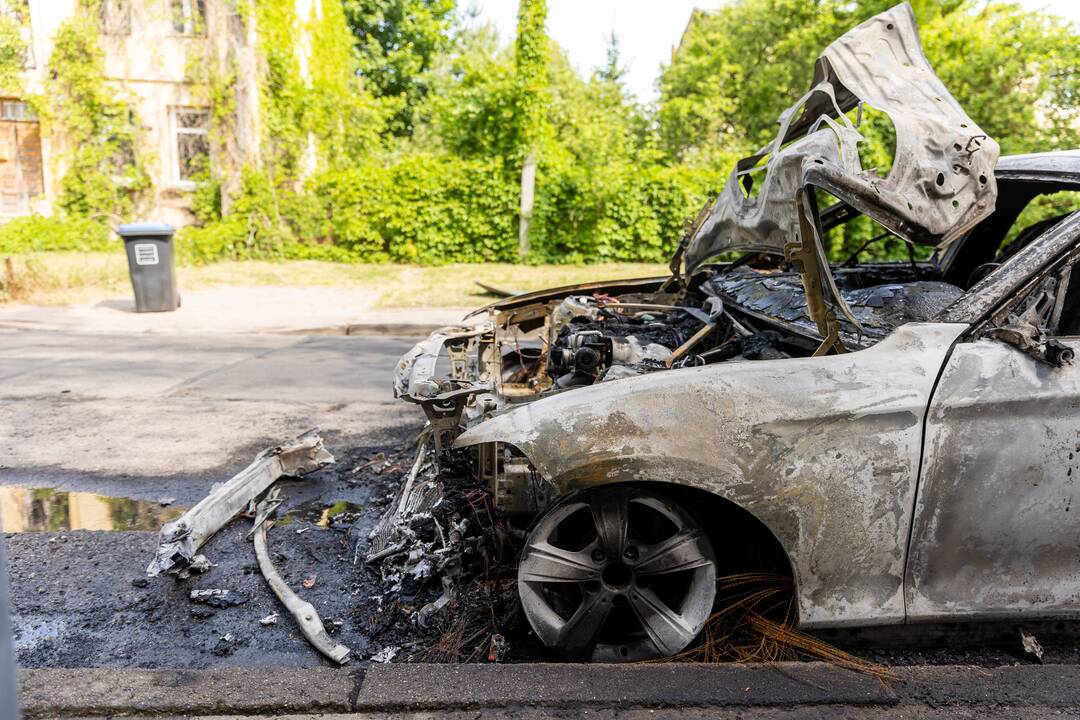 A. Mickevičiaus g. naktį sudegę automobiliai