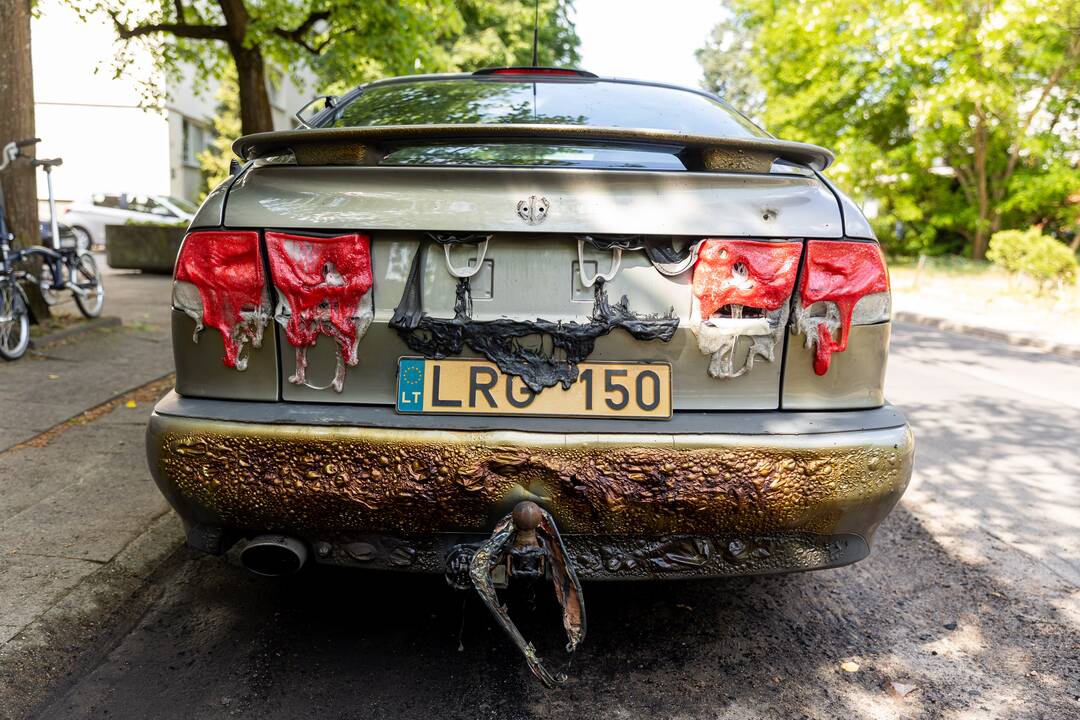 A. Mickevičiaus g. naktį sudegę automobiliai