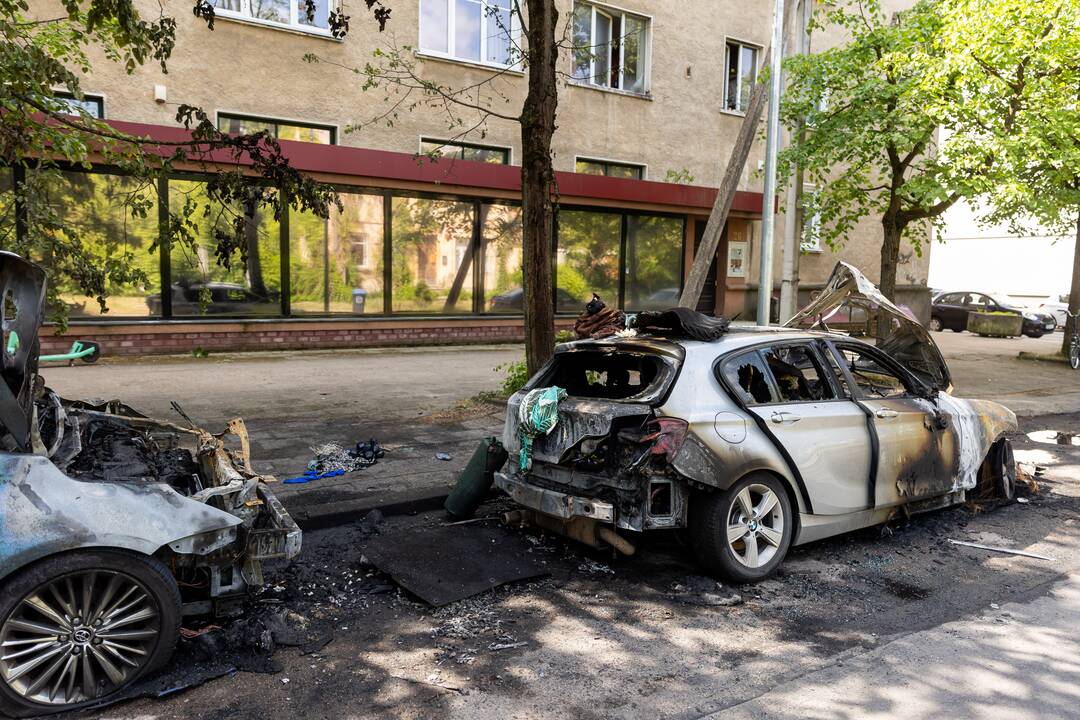 A. Mickevičiaus g. naktį sudegę automobiliai