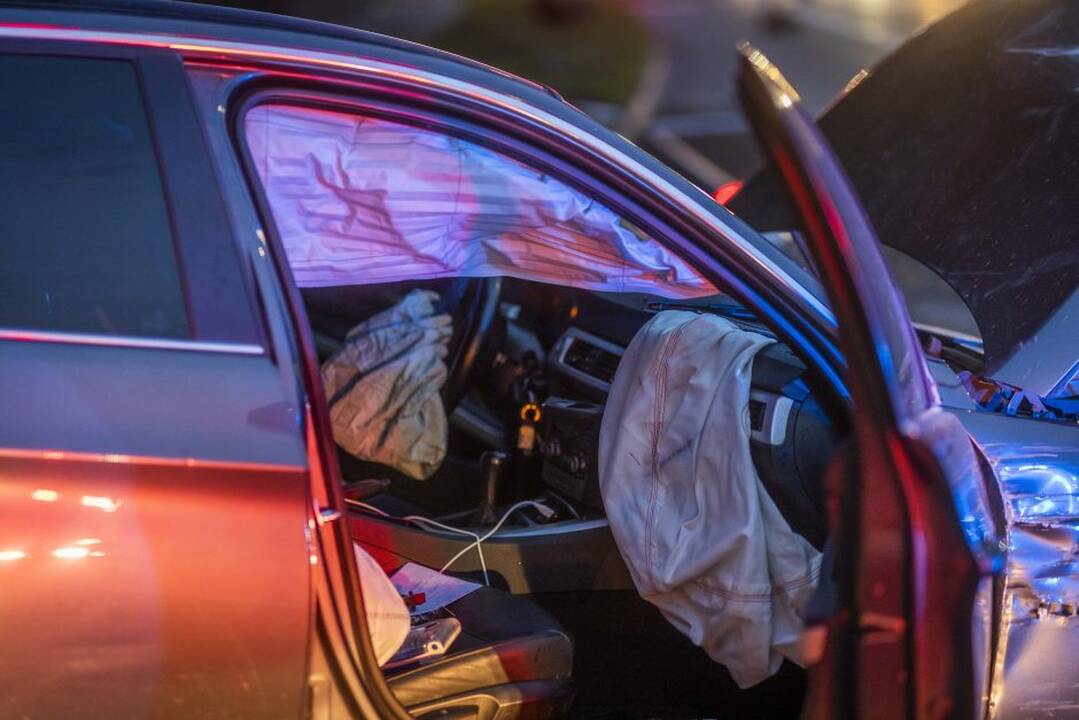 Girto vairuotojo „Honda“ rėžėsi į pastato sieną