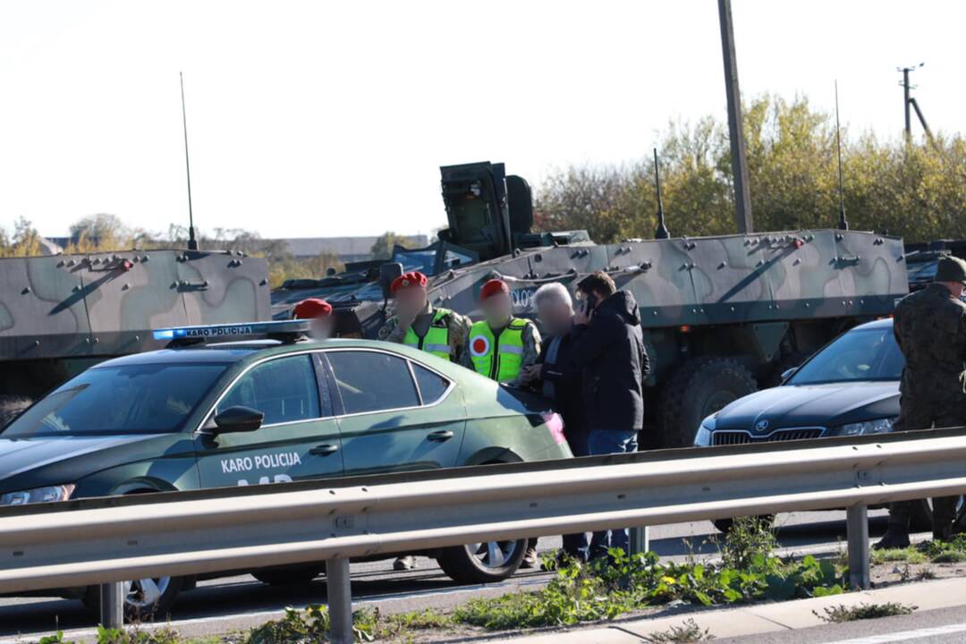 Ties Akademija į avariją pateko šarvuočių kolona