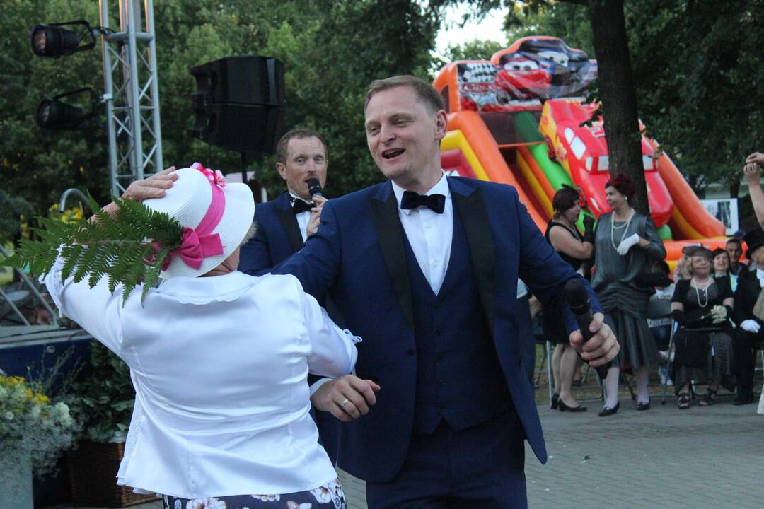 Tradicija: kurorto gegužinė visuomet prasideda senųjų automobilių ir dviratukų paradu.