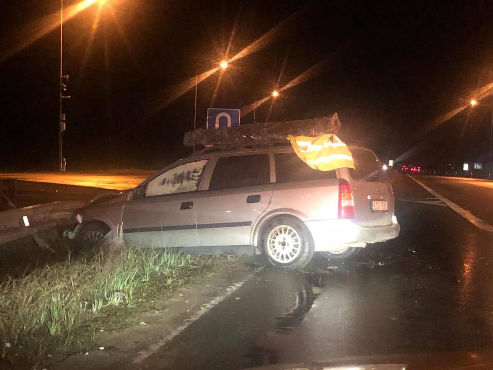 Situacija: štai taip po avarijos Kauno apskrities policijos pareigūnai paliko latvius ir jų automobilį.