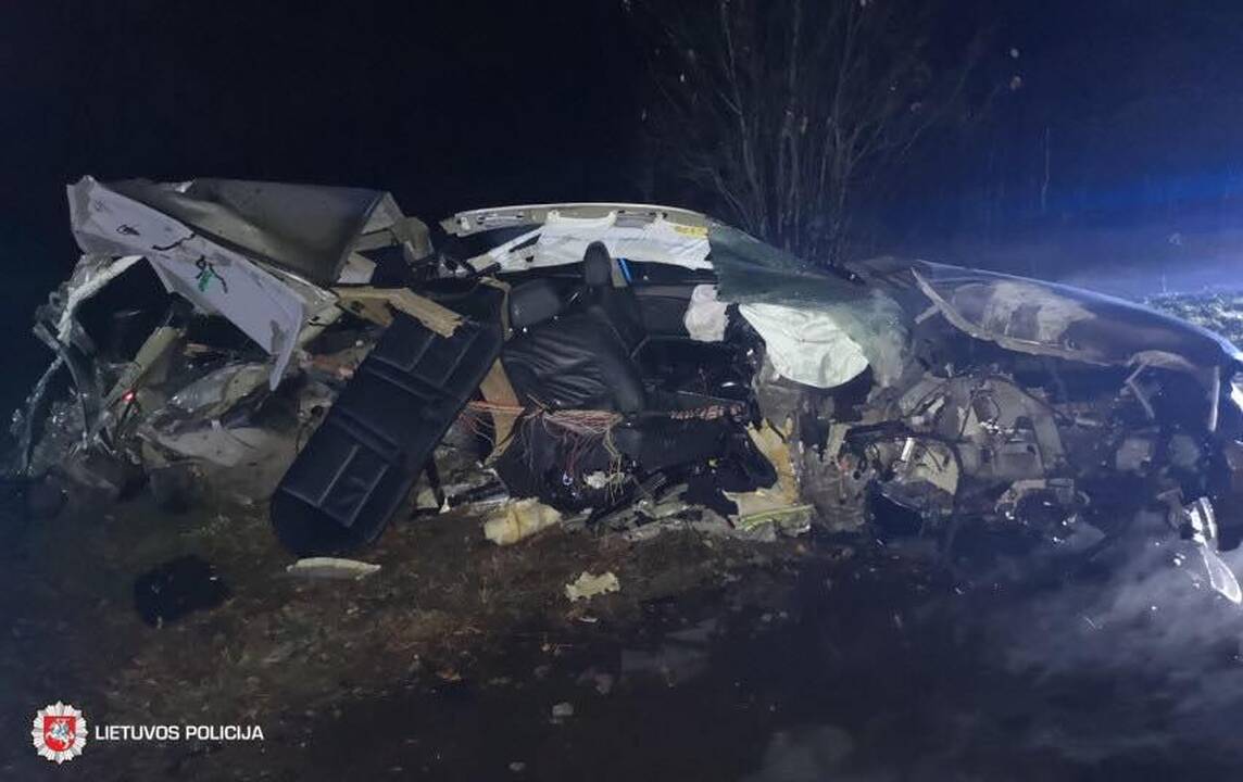 Per avariją BMW kone lūžo pusiau: vairuotojas girtas, keleivis žuvo 