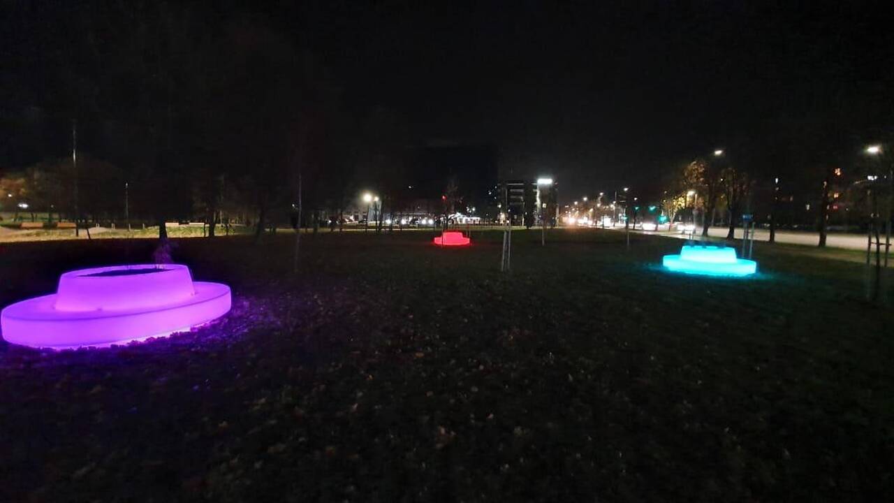 Spalvas keičiantys suoliukai Kalniečių parke