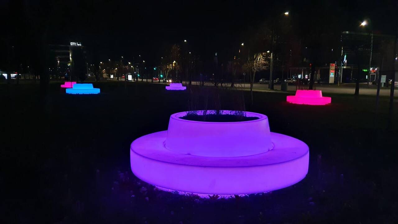 Spalvas keičiantys suoliukai Kalniečių parke