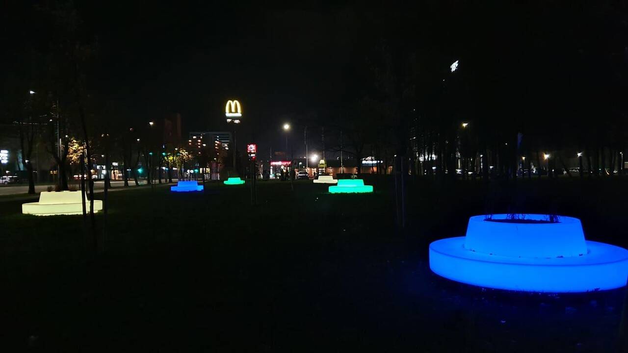 Spalvas keičiantys suoliukai Kalniečių parke