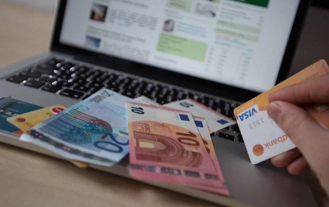 Žmonių bankų sąskaitas toliau šluoja apsimetėliai bankininkai: nuostoliai – tūkstantiniai