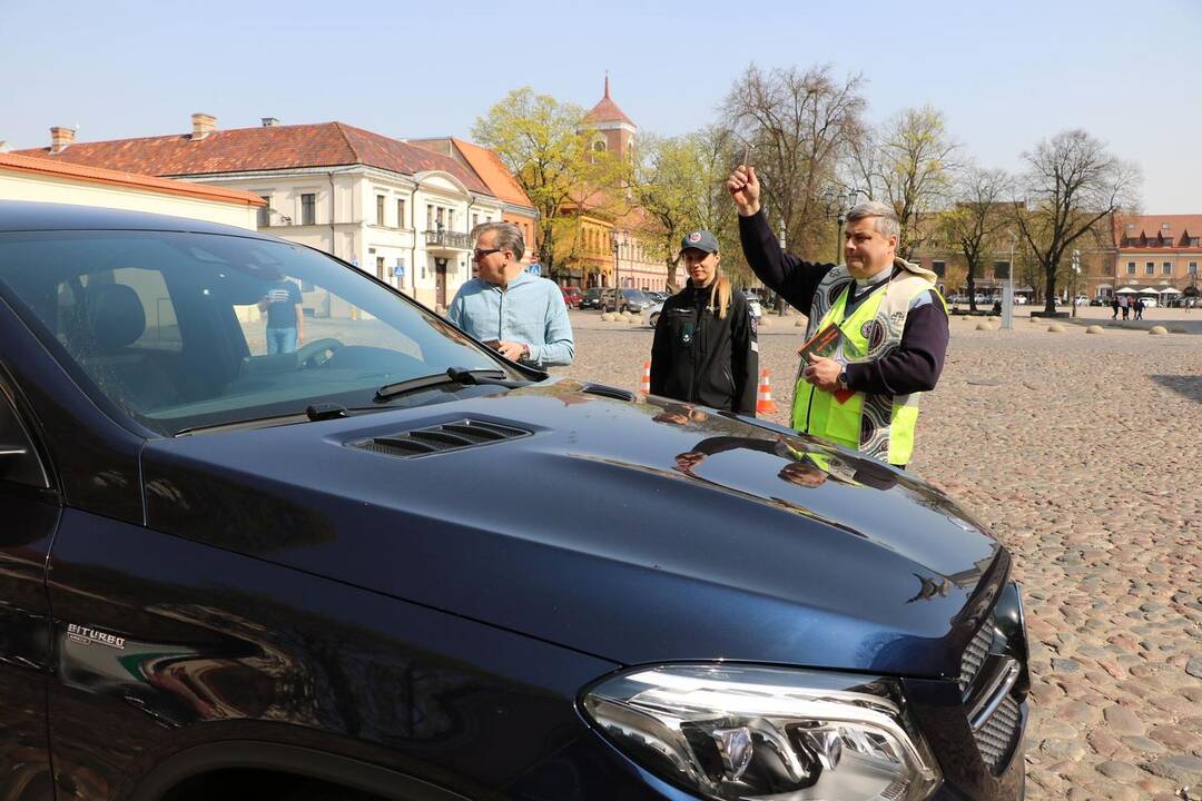 Neeilinis policijos reidas Rotušės aikštėje