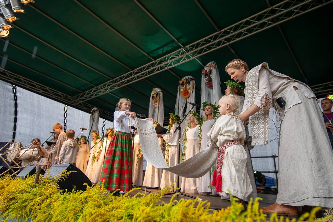 Tradicija: „Pėdos marių dugne“ stebins paslėptais tradicijų lobiais ir šildys užlietų kaimų namų židinius.