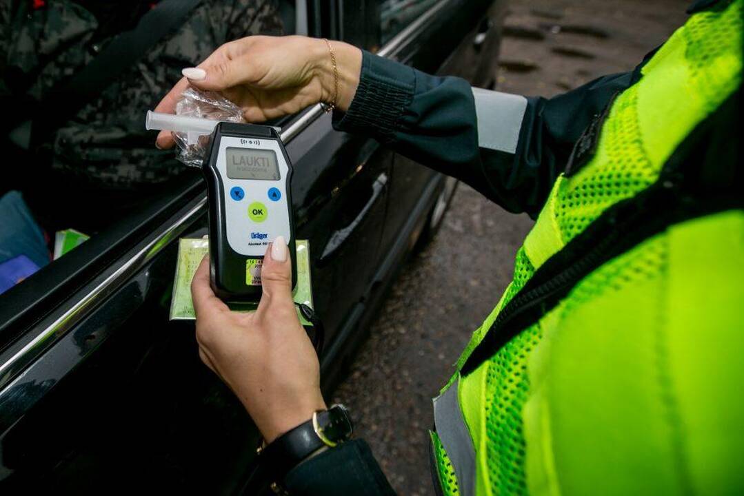 Pakruojo rajone nuo kelio nulėkė girto pareigūno vairuojamas automobilis