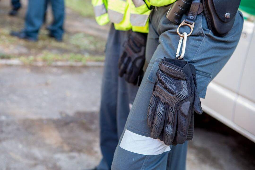 Sulaikomas vyras peiliu puolė policininkus