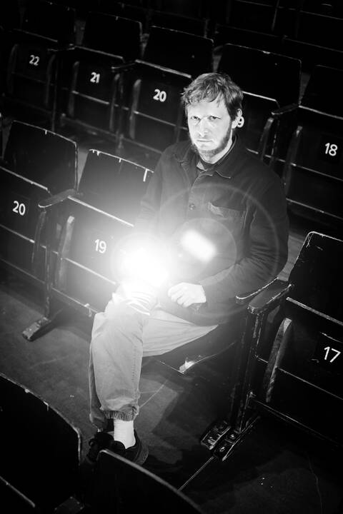 Intriga: festivalį „Nerk į teatrą“ kuruojantis garso menininkas A. Bumšteinas žada – publika išgyvens ritualizuotą, metodiškai įgyvendinamą užkalbėjimo seansą.