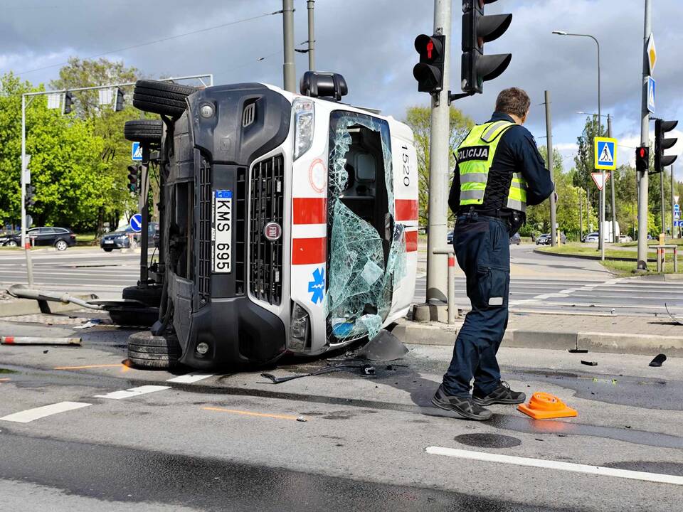 Kaune – stipri medikų automobilio ir „Volvo“ avarija