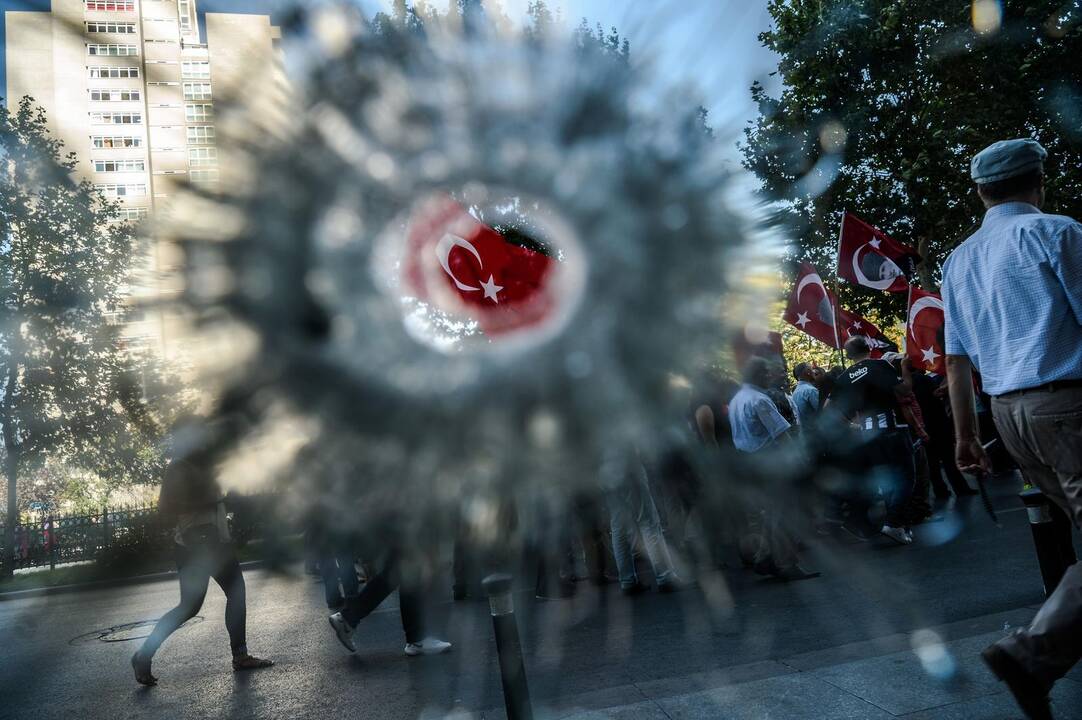 Perversmu kaltinami du Turkijos generolai sulaikyti Dubajuje