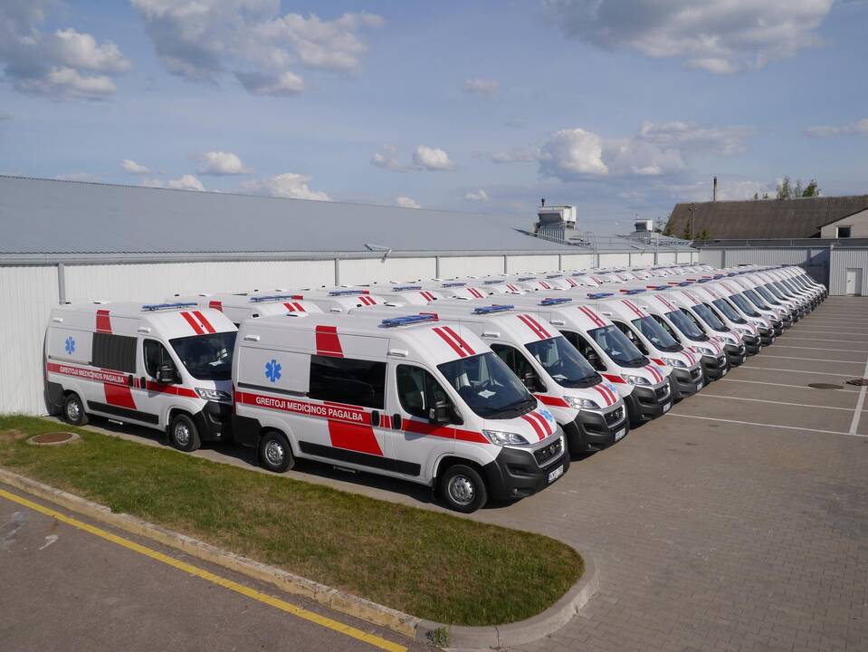 Savivaldybėms perduoti modernūs greitosios pagalbos automobiliai