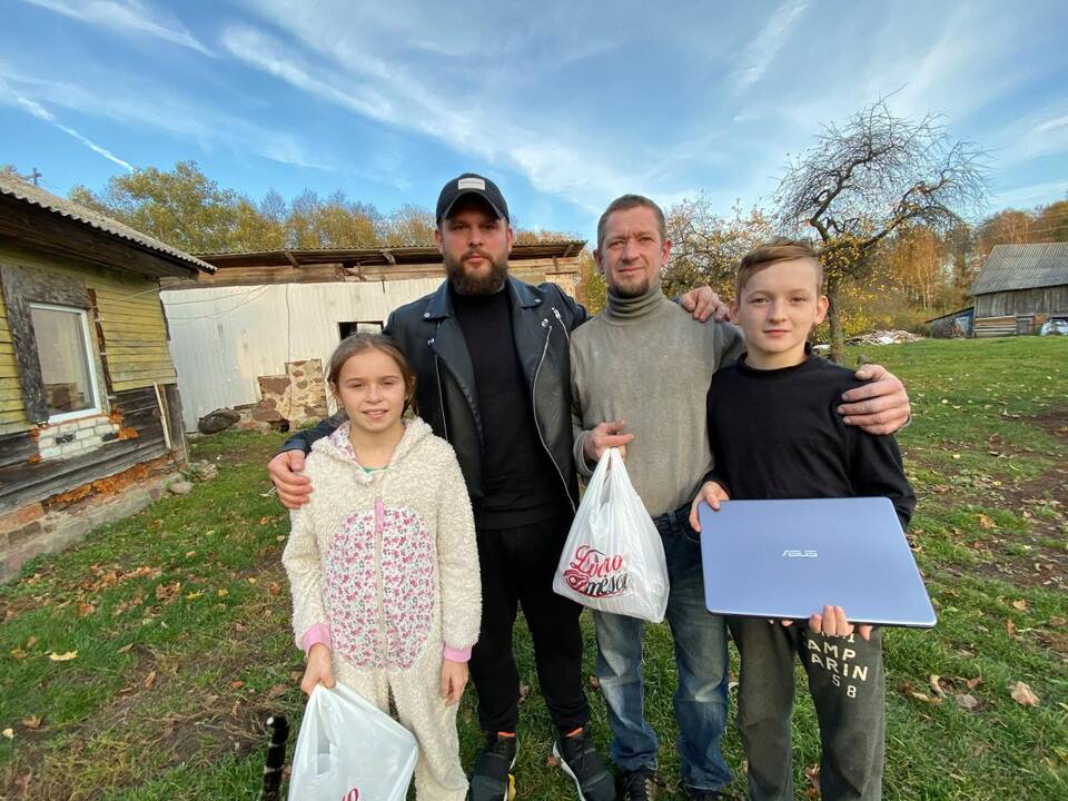 Edgaras Mazaliauskas (kairiau) su Rimvydu Kančiu (dešiniau) ir jo vaikais