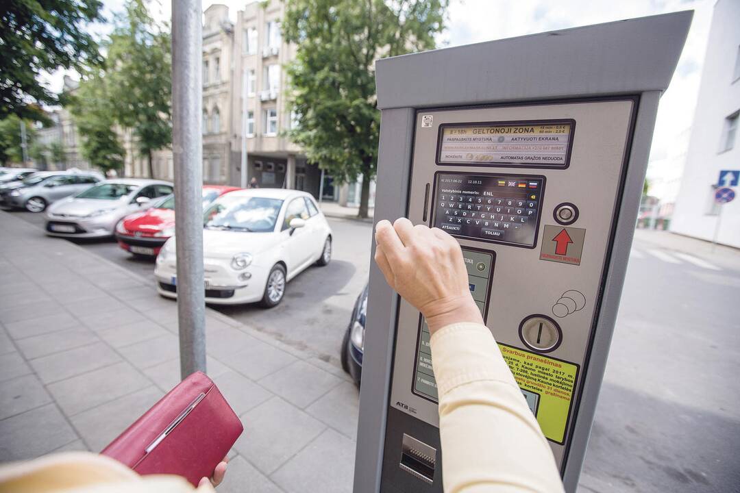 Pasirinkimas: už automobilių stovėjimą galima sumokėti išmaniuoju telefonu naudojant specialią programėlę, siųnčiant SMS žinutę, mokant grynaisiais ar banko kortele.	