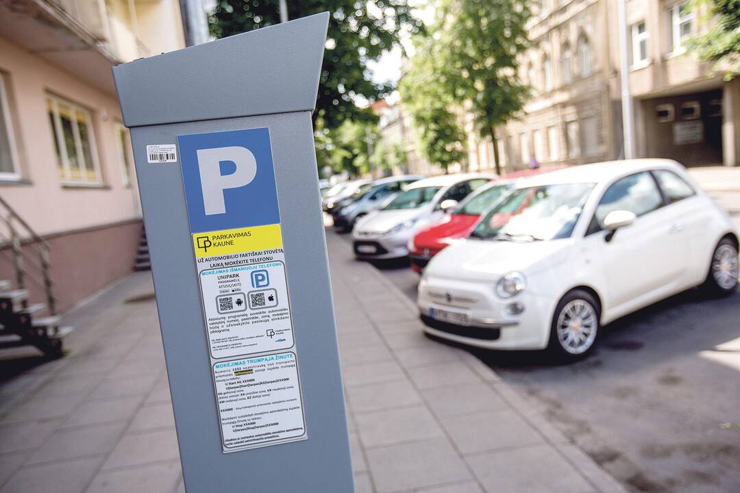 Pasirinkimas: už automobilių stovėjimą galima sumokėti išmaniuoju telefonu naudojant specialią programėlę, siųnčiant SMS žinutę, mokant grynaisiais ar banko kortele.	