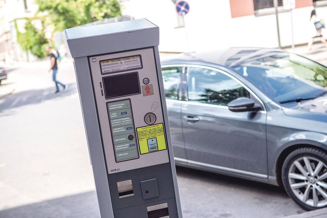 Pasirinkimas: už automobilių stovėjimą galima sumokėti išmaniuoju telefonu naudojant specialią programėlę, siųnčiant SMS žinutę, mokant grynaisiais ar banko kortele.	