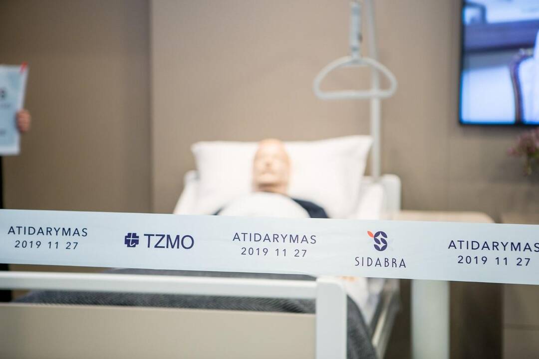 Momentas: atidarymo juostelę perkirpę TZMO SA prezidentas ir generalinis direktorius J.Józefowicz ir bendrovės TZMO Lietuva direktorė R.Bagdanavičienė viliasi, kad čia atėję žmonės vienoje vietoje gaus visą reikiamą informaciją apie slaugą.