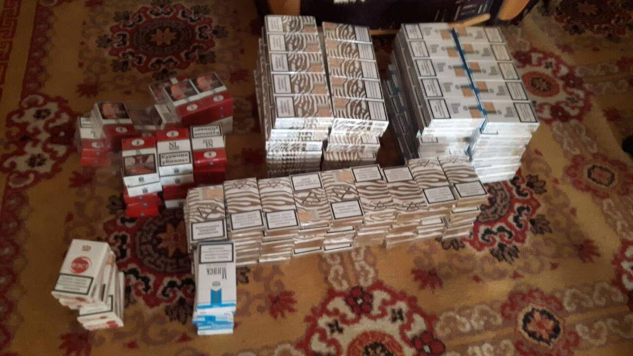 Nelegalius rūkalus radviliškietė slėpė po lova
