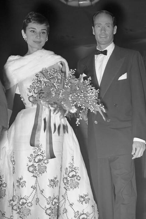  Pavyzdys: po filmo "Sabrina", kuriame pagrindinį vaidmenį atlikusi A.Hepburn dėvėjo Hubert'o de Givenchy rūbus, išpopuliarėjo ir aktorės suknelių silueatai, ir pats dizaineris.