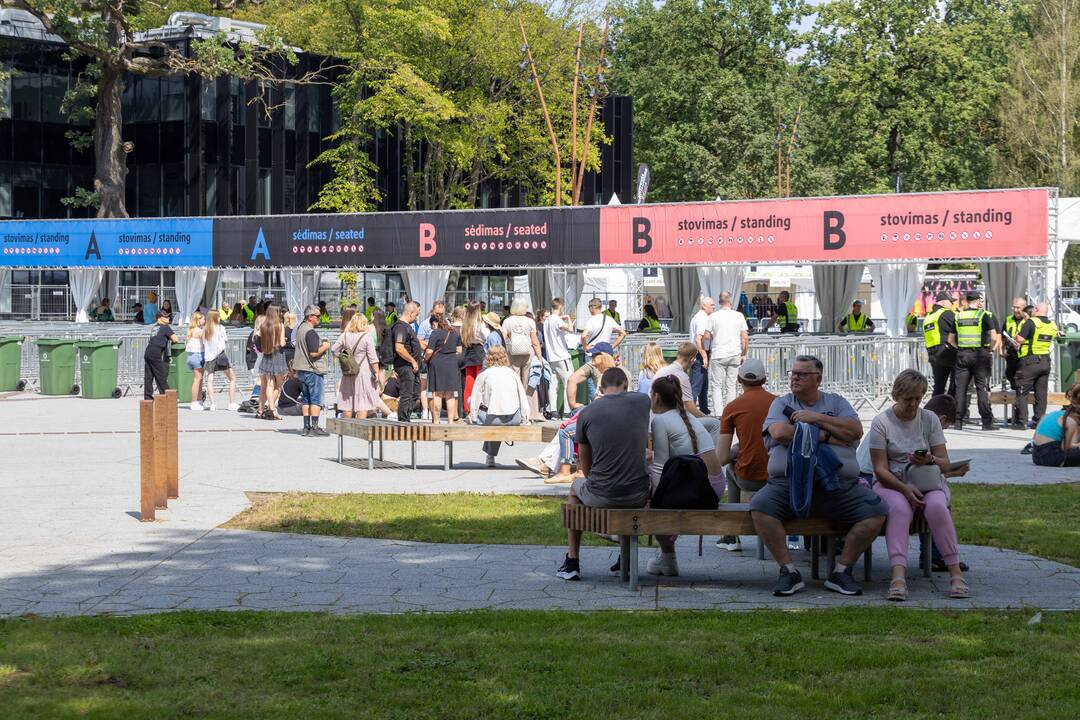 Prie Dariaus ir Girėno stadiono rikiuojasi pirmieji E. Sheerano gerbėjai
