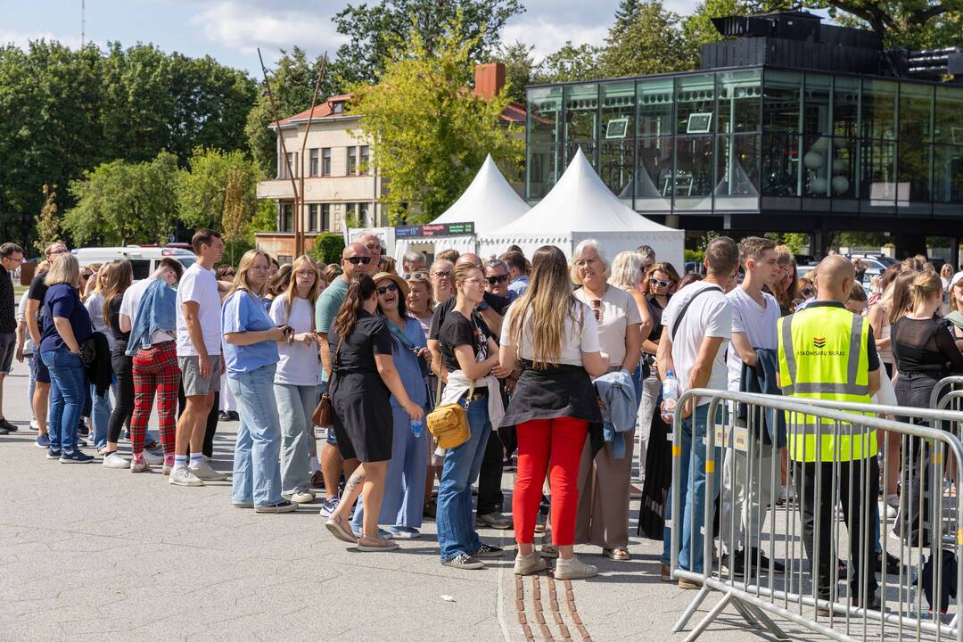 Prie Dariaus ir Girėno stadiono rikiuojasi pirmieji E. Sheerano gerbėjai
