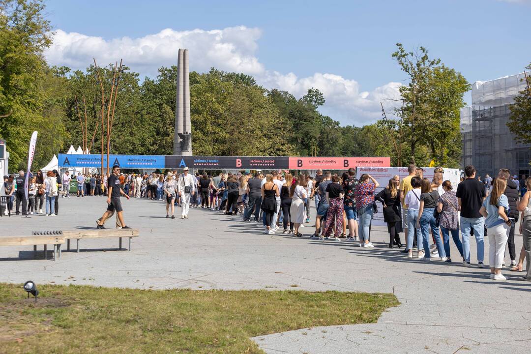 Prie Dariaus ir Girėno stadiono rikiuojasi pirmieji E. Sheerano gerbėjai
