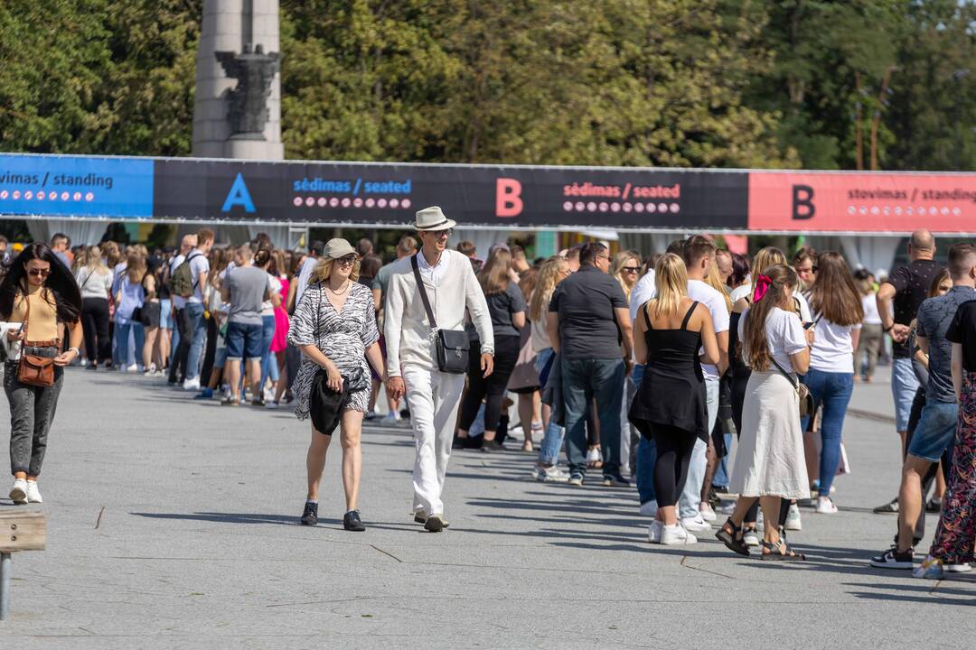 Prie Dariaus ir Girėno stadiono rikiuojasi pirmieji E. Sheerano gerbėjai