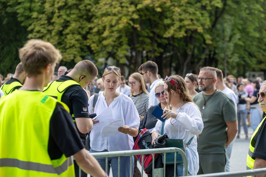 Į E. Sheerano koncertą plūsta margaspalvė minia