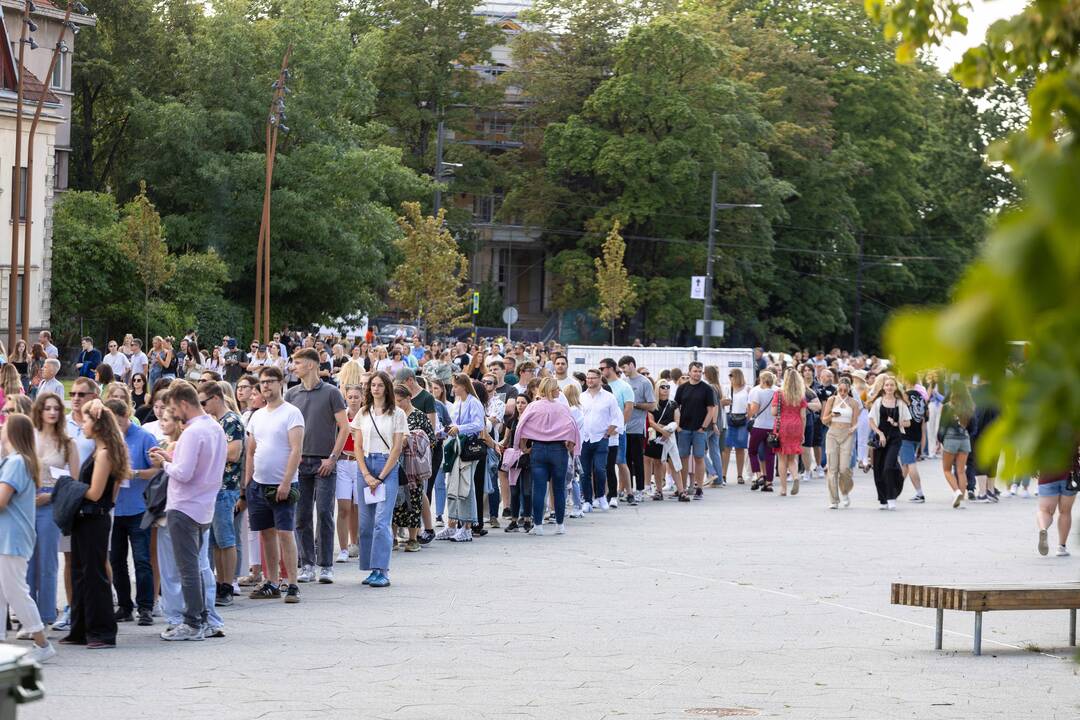 Į E. Sheerano koncertą plūsta margaspalvė minia